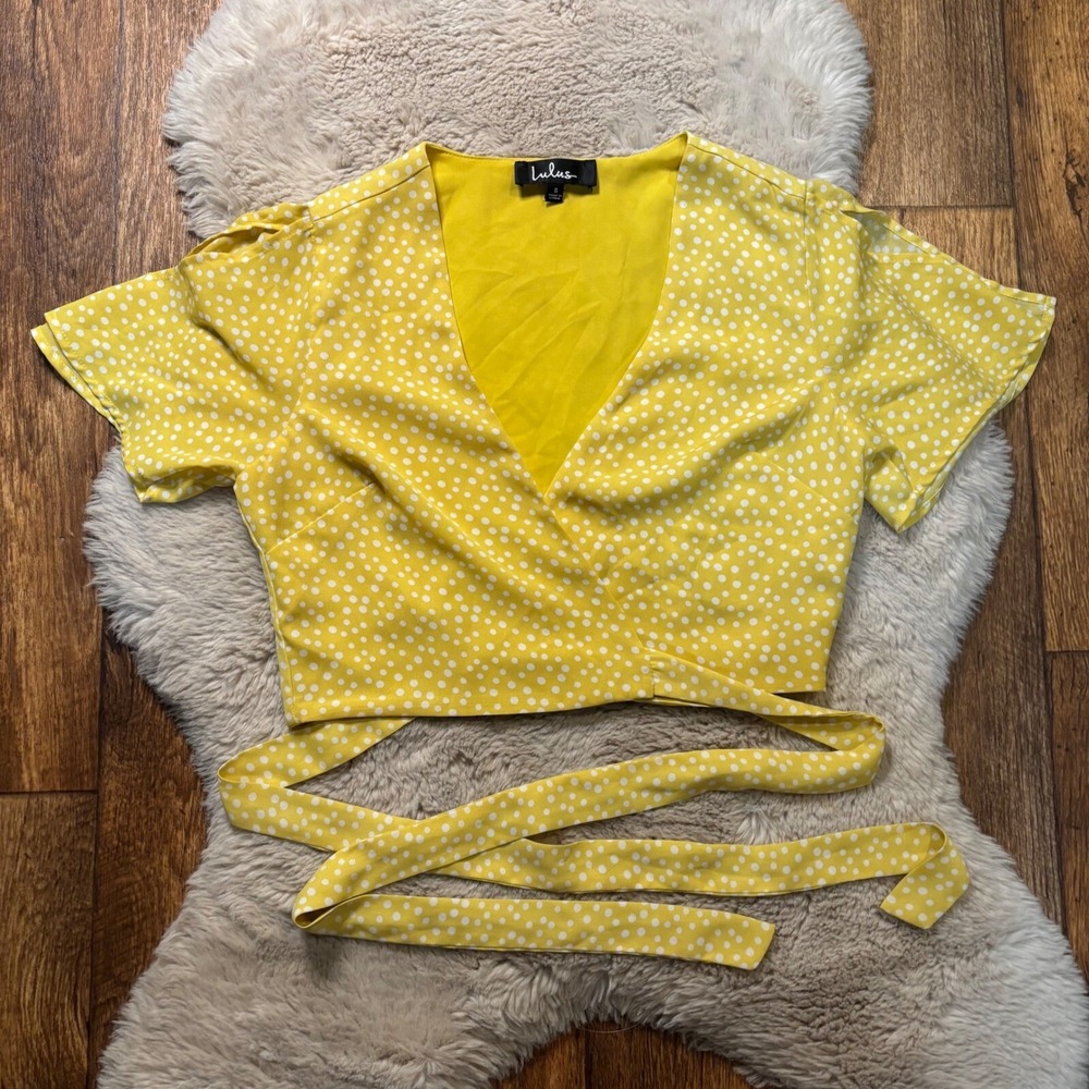 Lulu's Wrap Blouse Size Small Cropped Yellow Polka Dot Short Sleeve‎